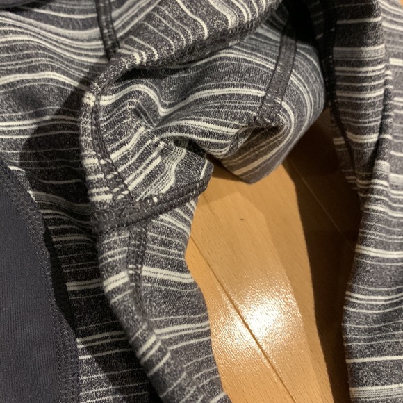 Lululemon In Stride Jacket Striped Grey & White - size 10 - Picture 13 of 17
